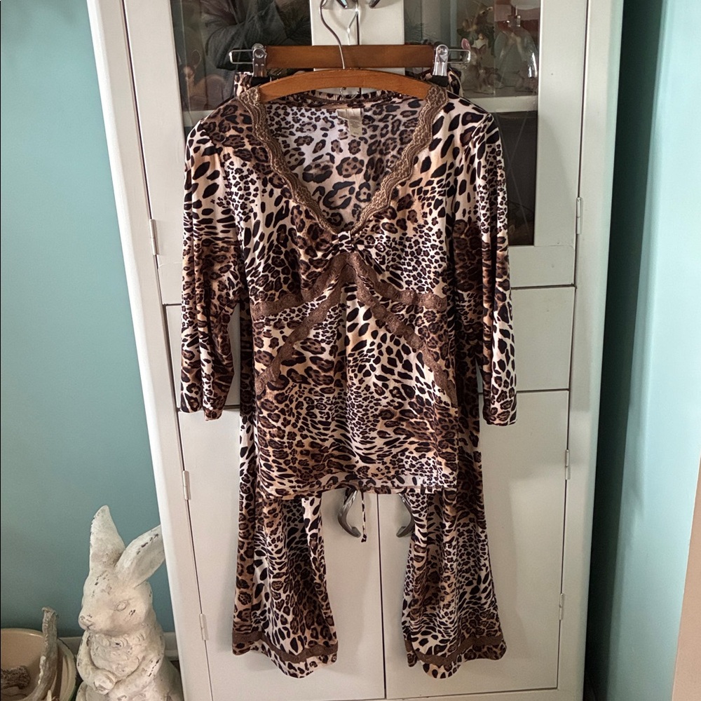 Ambrielle sz S Leopard Print Pajama set euc Lace Trim